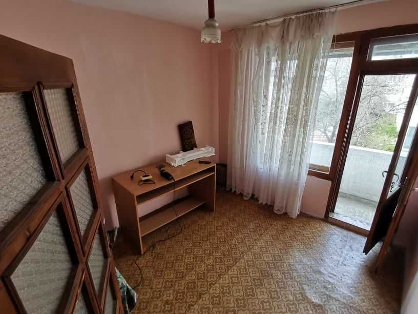 Дава се под наем Тристаен апартамент в Бургас, Възраждане - 70 кв.м за 153 € - Снимка #1