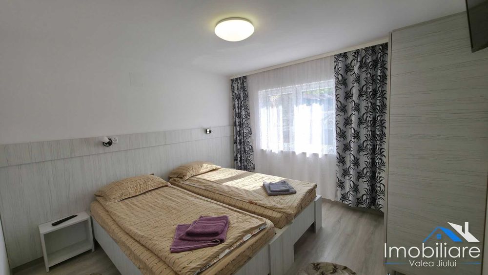 Apartament 3 camere transformat in 2 unitati locative - Lupeni | Str. Crinilor | Regim hotelier activ