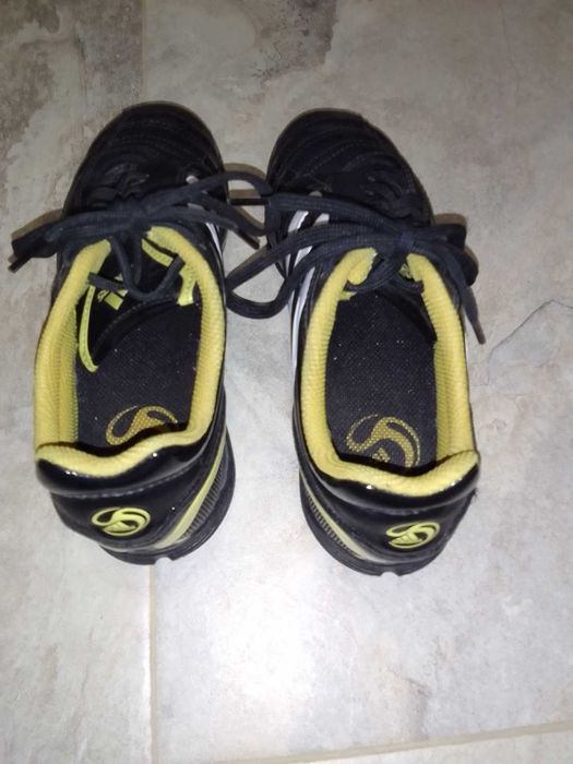 Продавам детски стоножки адидас 35 номер, много запазени, ест. кожа.