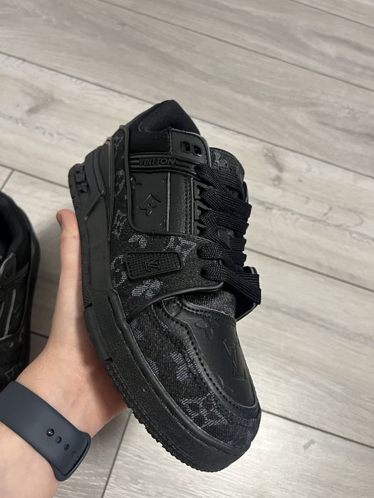 Adidasi LV Trainers