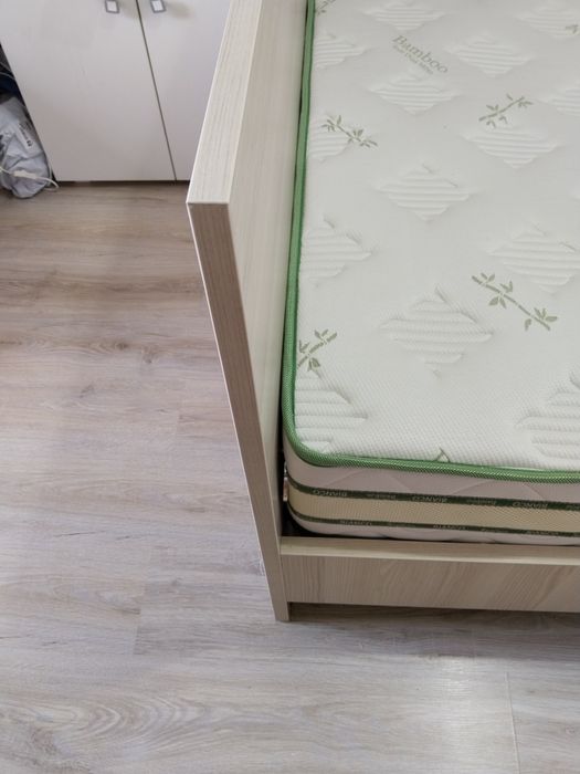 Продам кровать с ортопедическим матрасом.