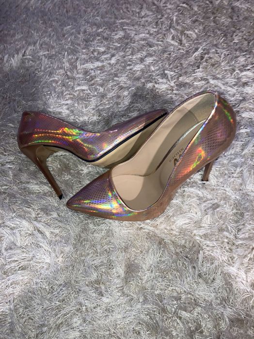 Vând pantofi aurii