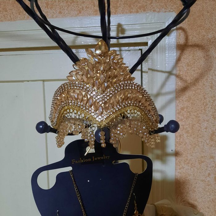 Ansanbil kelinlar libosi.kamplek sari,tillaqosh,sirga taqinchogi bor