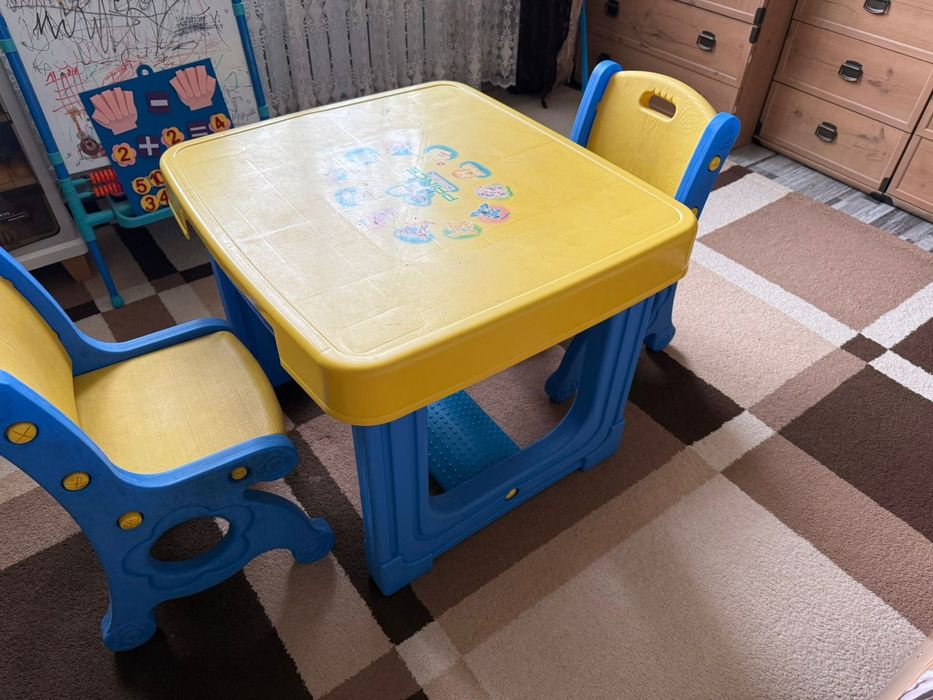 Продам детский столик и стулья