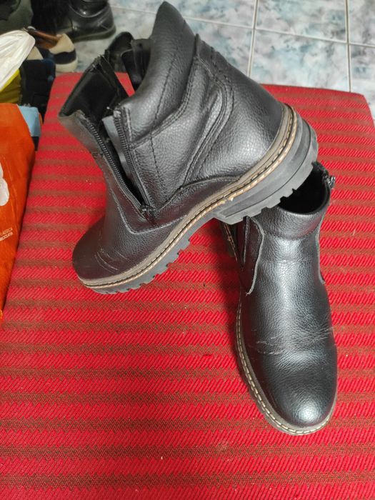Cizme negre imblanite, cu fermoar, perfecte pentru sezonul rece. Comod