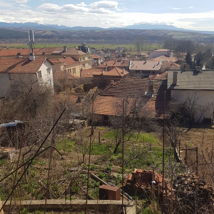 Продава парцел със строеж в гр Кочериново