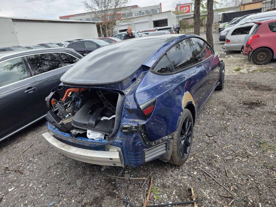 Tesla 3   -  21г. Цялаа за части