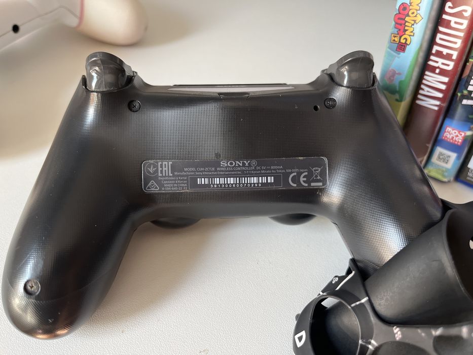 PS4 original + 2 manete una cu husa + 8 jocuri