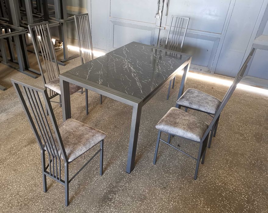 Стол со стульями