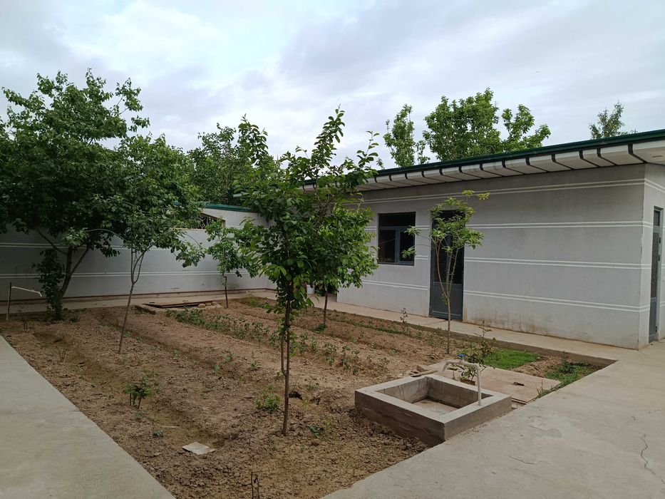 Manguzarda 2 qavatli hovli sotiladi