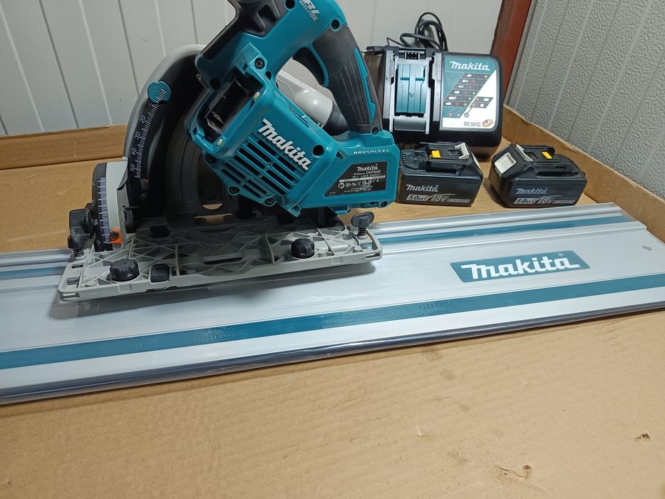 Fierăstrău circular cu plonjare Makita cu acumulator și Sina de ghidaj