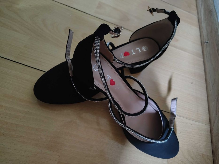 Sandale cu toc elegante