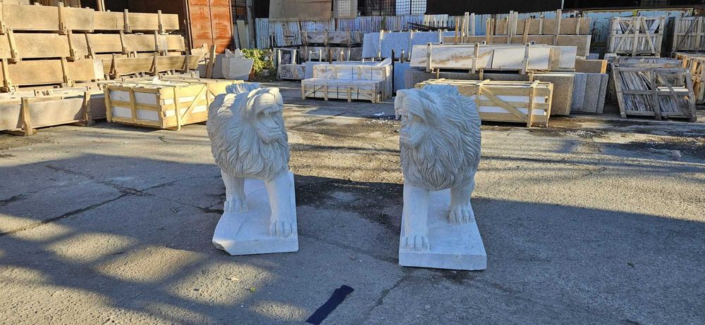 Statuie de leu din travertin masiv