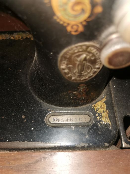 Vând mașina de cusut SINGER