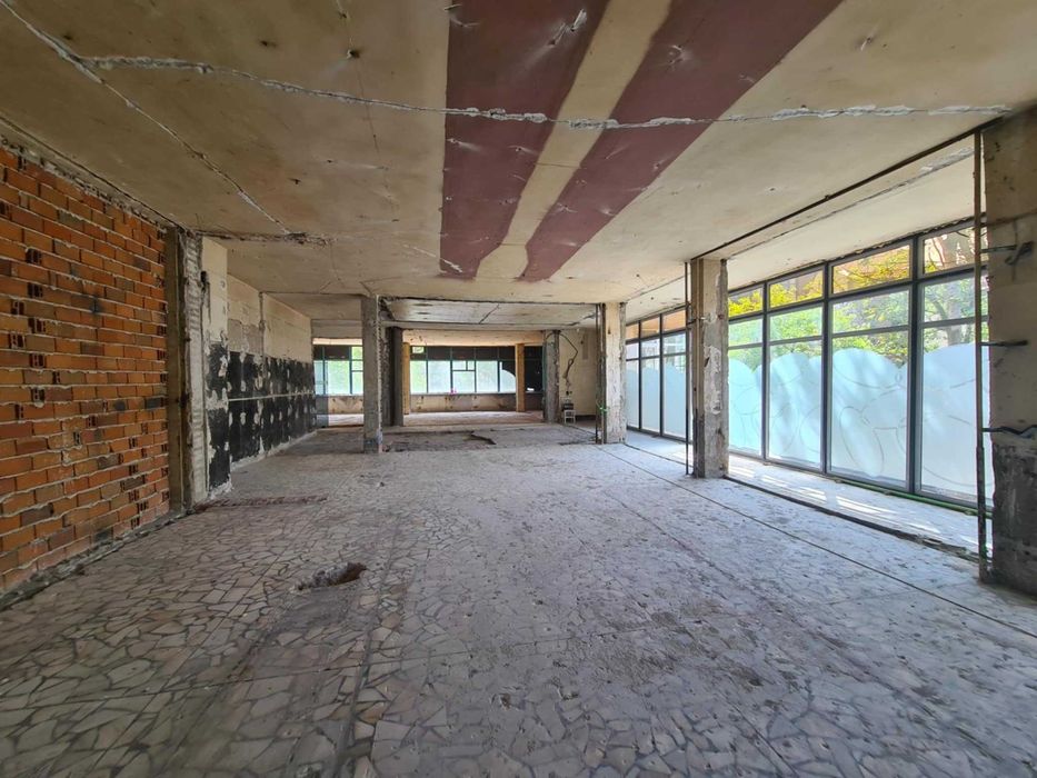 Търговски Обект В Широк Център, Гр. Хасково