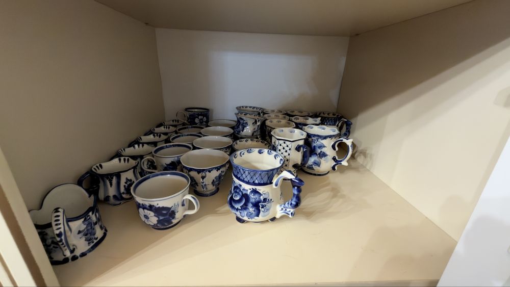 Продам сувениры и посуду Гжель