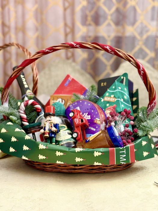 Праздничные подарочные корзины