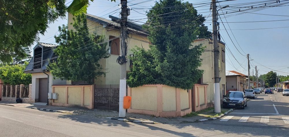 Vănd/închiriez vilă P+1+M poziție centrală strada 1 Mai
