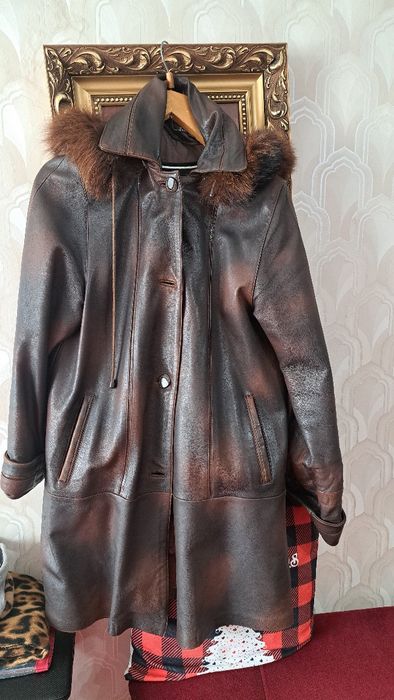 Палто от естествена кожа с естествен  пух на качулката