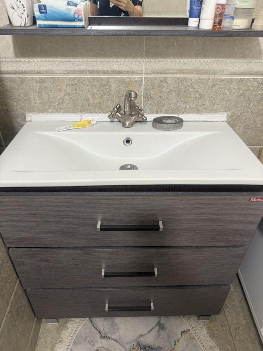 Срочно продается раковина с тумбой и зеркало в комплекте