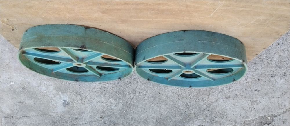 2 пластмасови колела с размери:ф32/6см