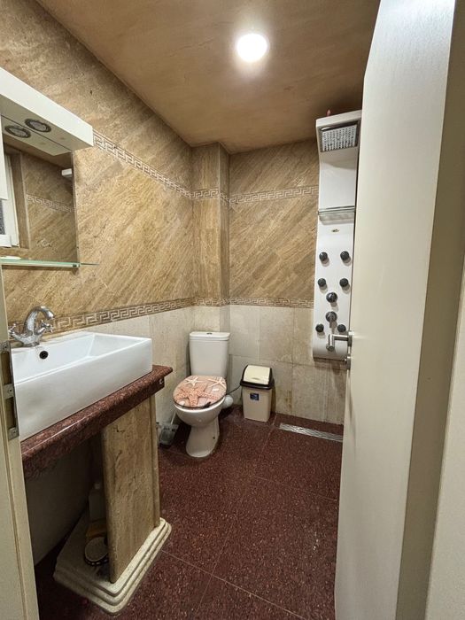 Самостоятелна къща с двор и гараж в Кюстендил