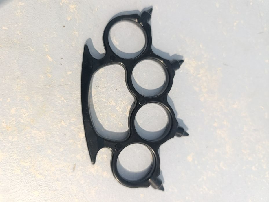 Pumnal cu țepi ascuțiți