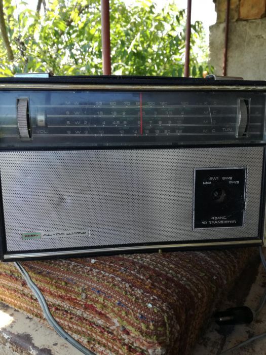 Продавам стари радиота,телевизори,плочи,дискове