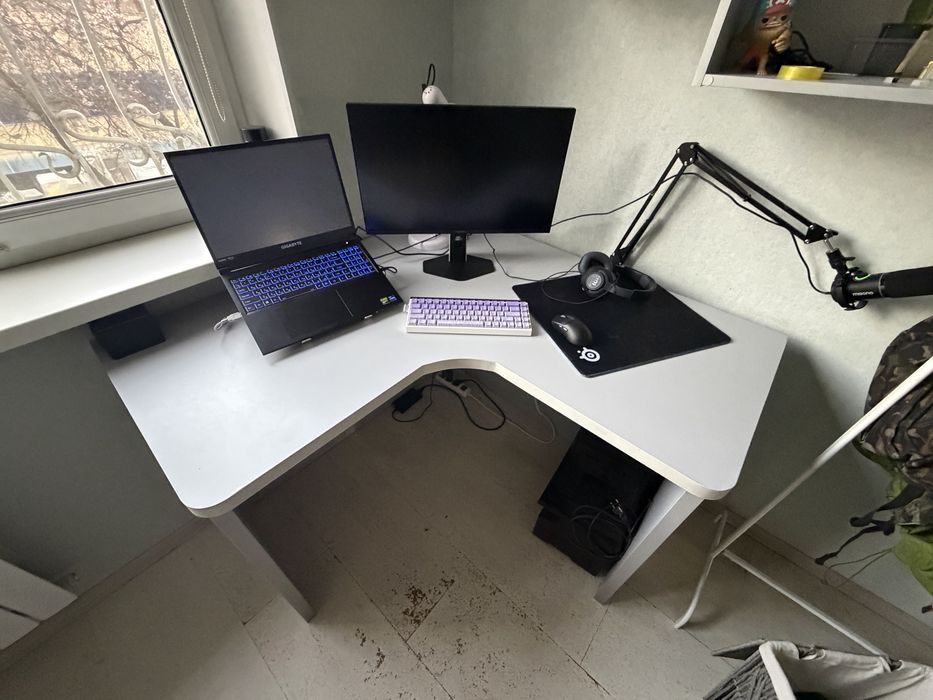 Угловой круглый стол