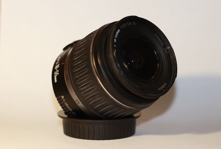 Canon EOS 200D + obiectiv kit 18-55mm