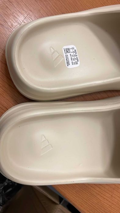 Slapi Adidas Yeezy crem, mărimea 42, 26 cm, noi cu etichete