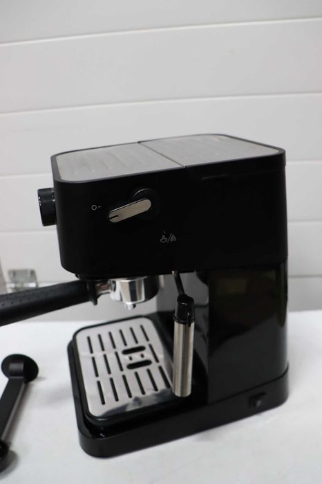 Кафемашина за мляно кафе De'Longhi - Ръчна кафемашина за еспресо с разпенител за мляко EC260.BK
