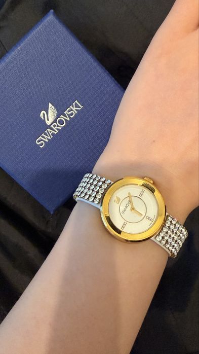 Стильные часы Swarovski