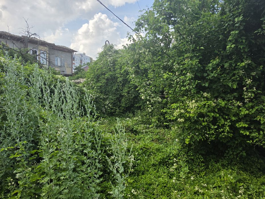 продавам двуетажна къща с два двора 1200кв.м