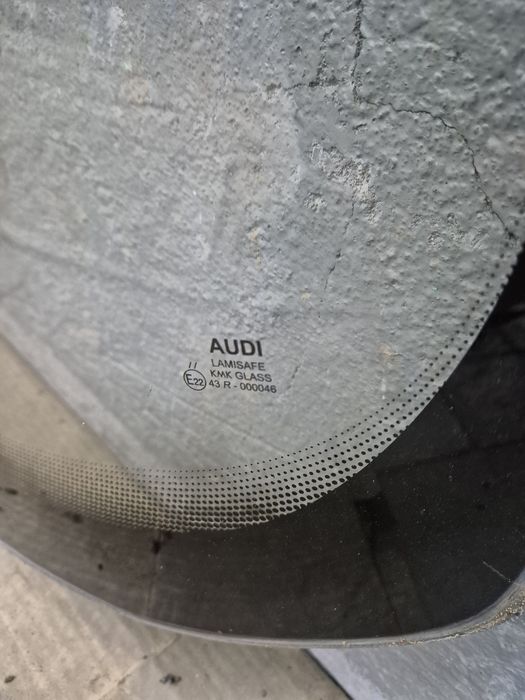 Лобовое Ауди 80  б/у