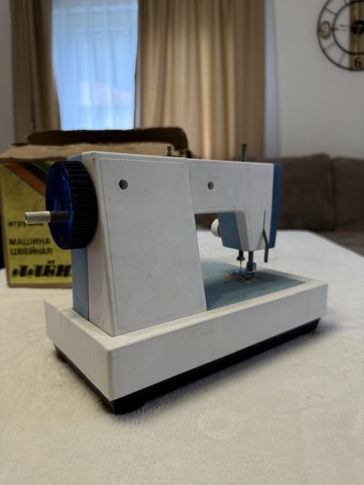 Руска ретро шевна машина детцка