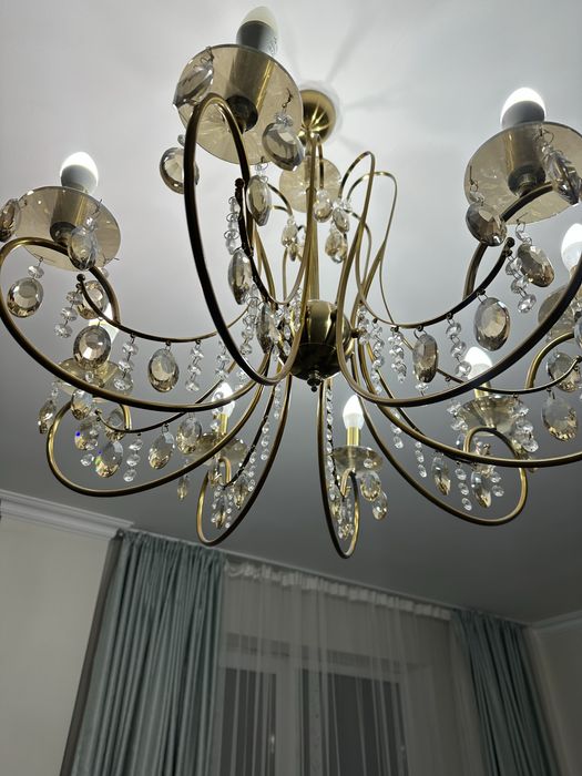 Продам люстру 8 рожковую