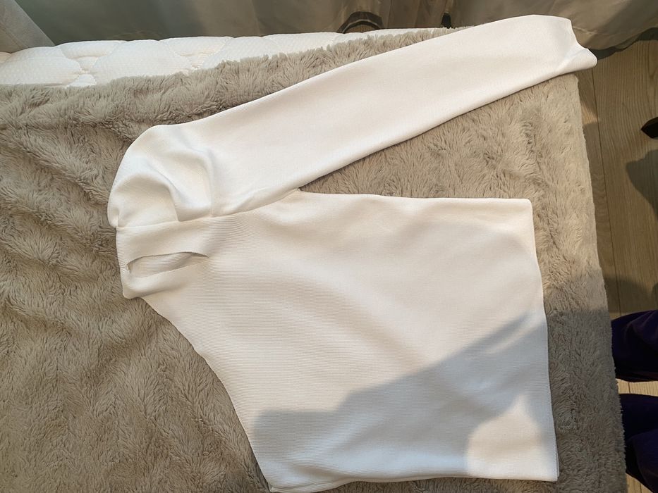 Бяла блуза с един ръкав