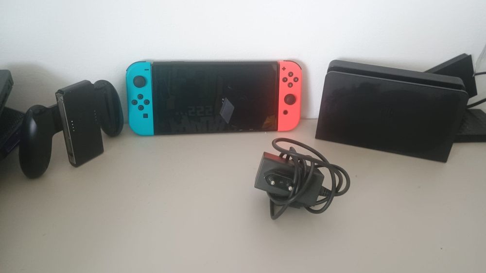 Vând consola Nintendo Switch Oled
