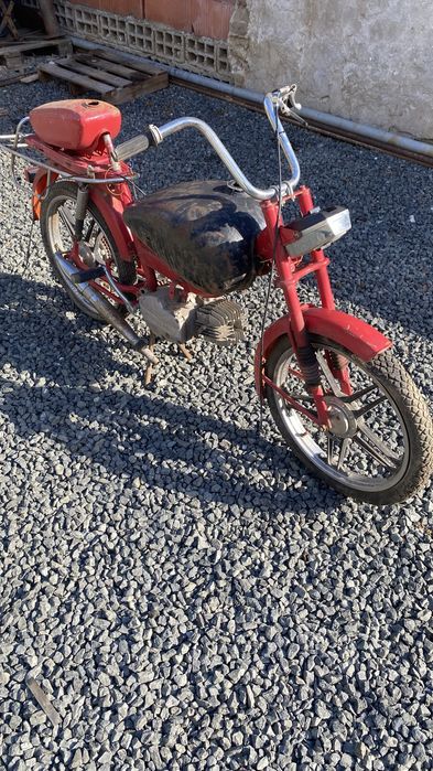 Motocicletă nefuncțională pentru piese