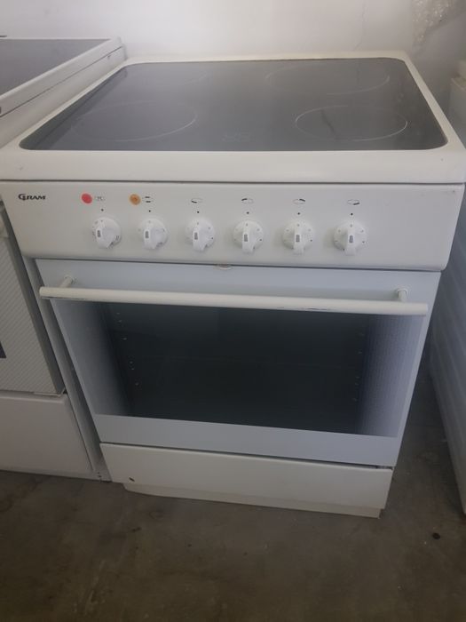 Свободно стояща печка с керамични котлони