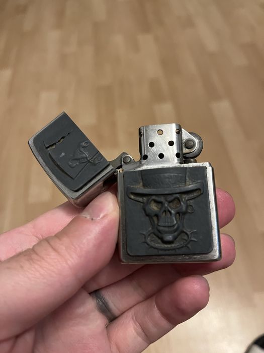Brichetă Zippo cu model craniu