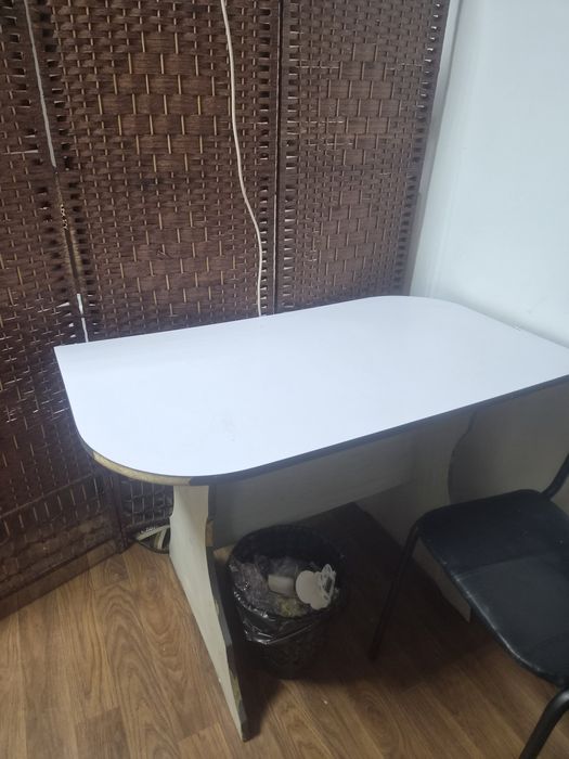 Продам стол срочно.