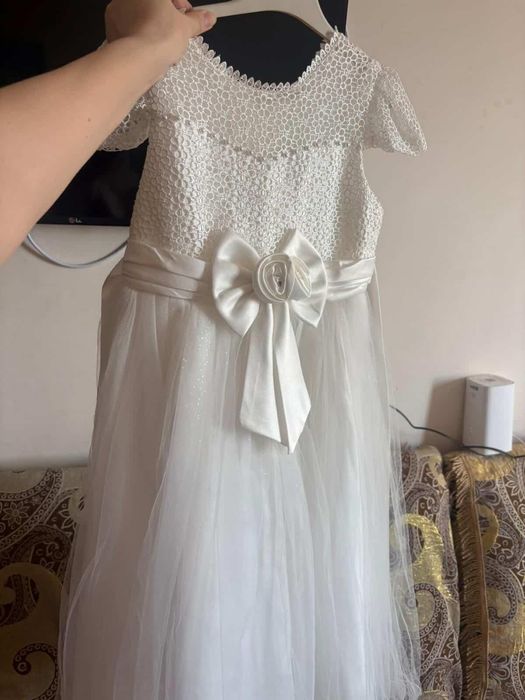 Нарядные платья  белое и красное