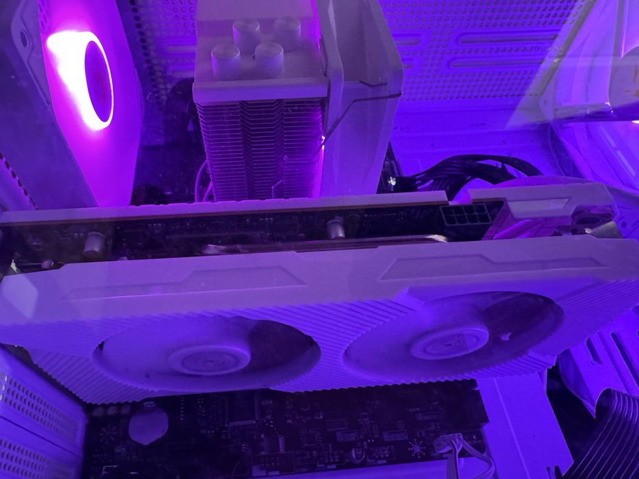 Белый игровой компьютер RX5600