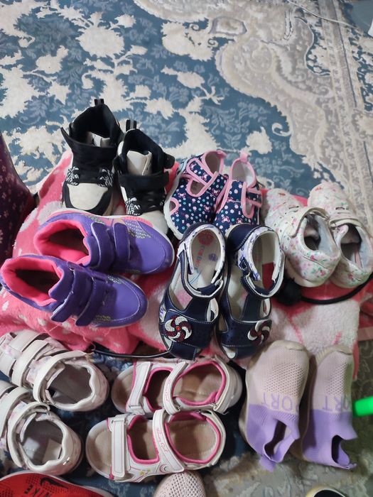 Продам б/у детскую обувь на девочку