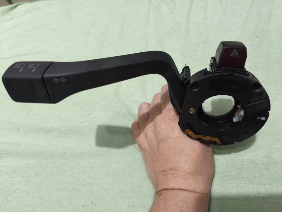 Под рулевой переключатель поворотов