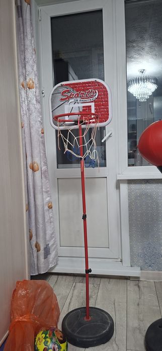 Боксёрсская груша и баскетбольное кольцо и самокат