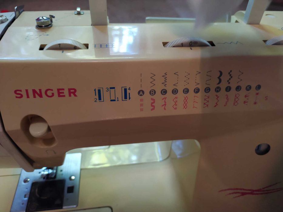 Продается швейная машинка Singer.Своя б/у. Нужна настройка.