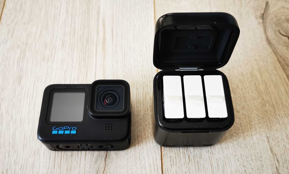 Vand GoPro 10 cu 4 baterii si accesorii